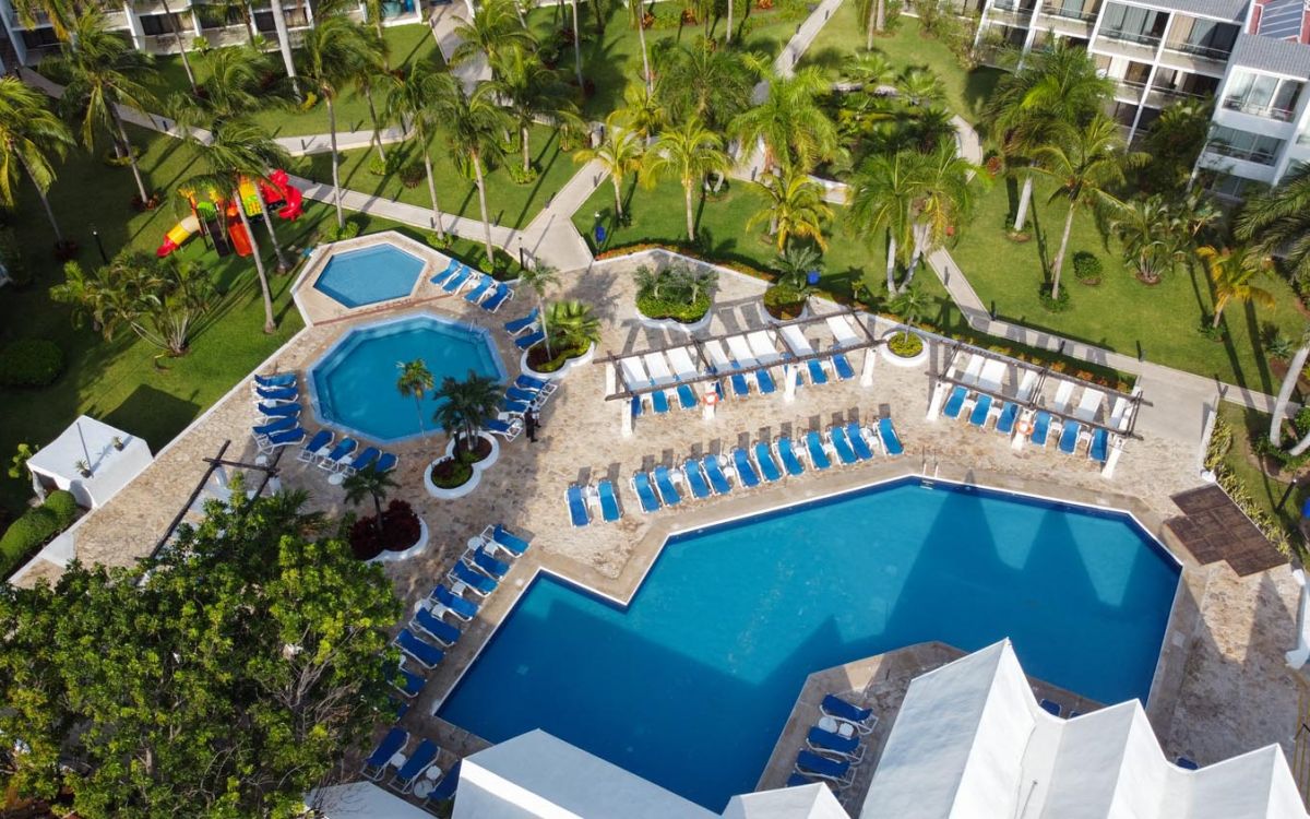 Beachfront pool and Caribbean Sea views at Ocean Spa Hotel in Cancún