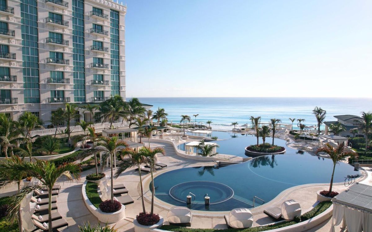 Beachfront infinity pools overlooking the Caribbean Sea at Sandos Cancún